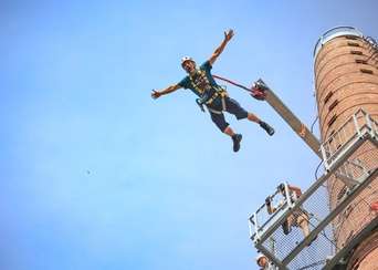 Bungee jumping z věže na Zvičině