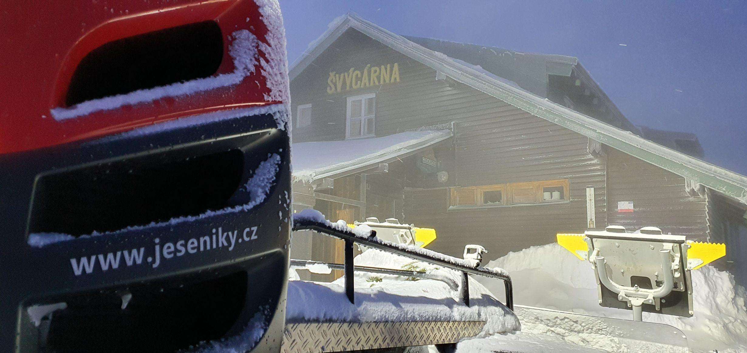 Krásný I. svátek Vánoční mlha,mírný vánek, -11 C, poletuje sníh