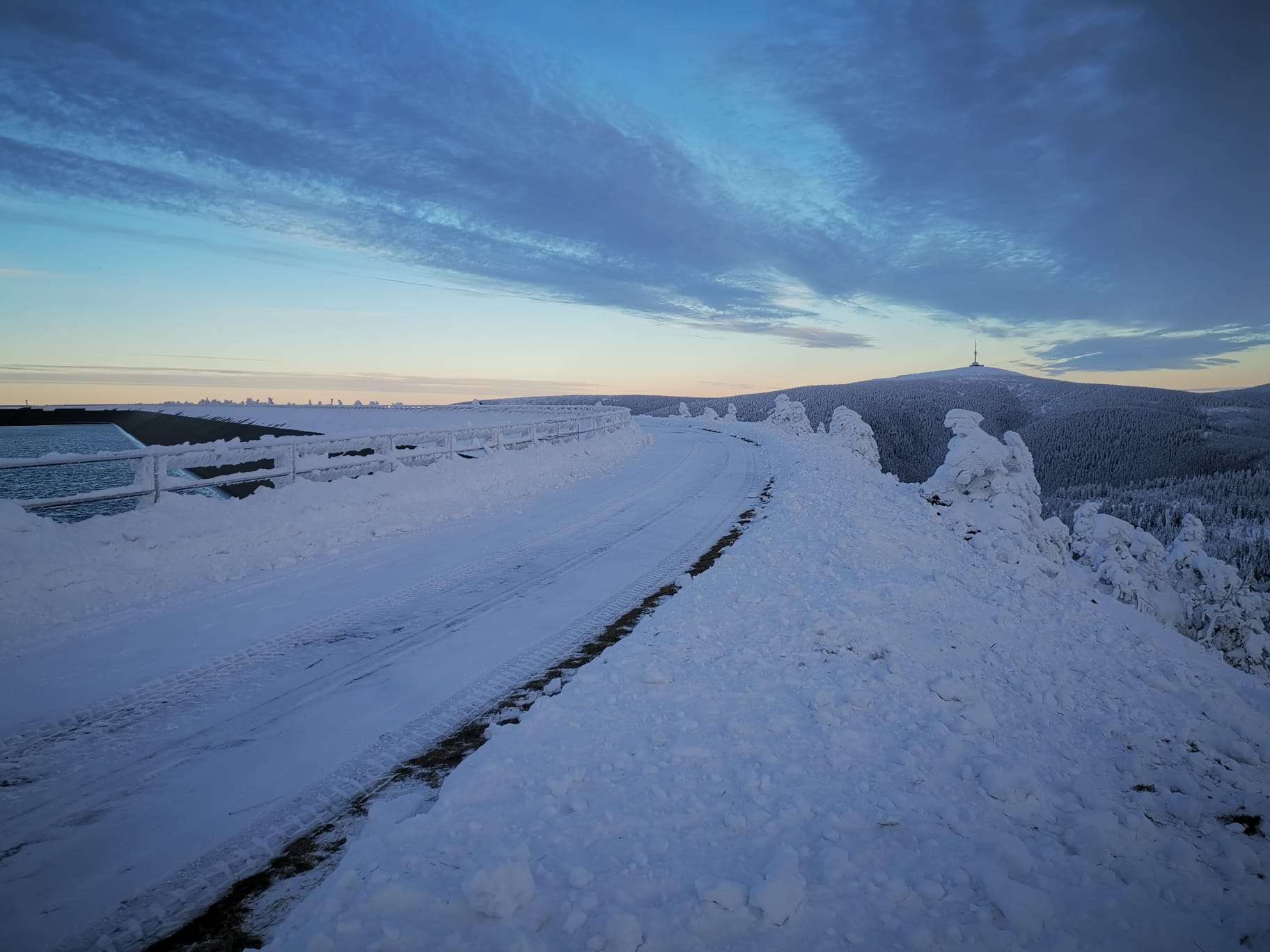 Z důvodu potřeby firmy ČEZ není možné tratě až do 23. 12. 2022 udržovat.