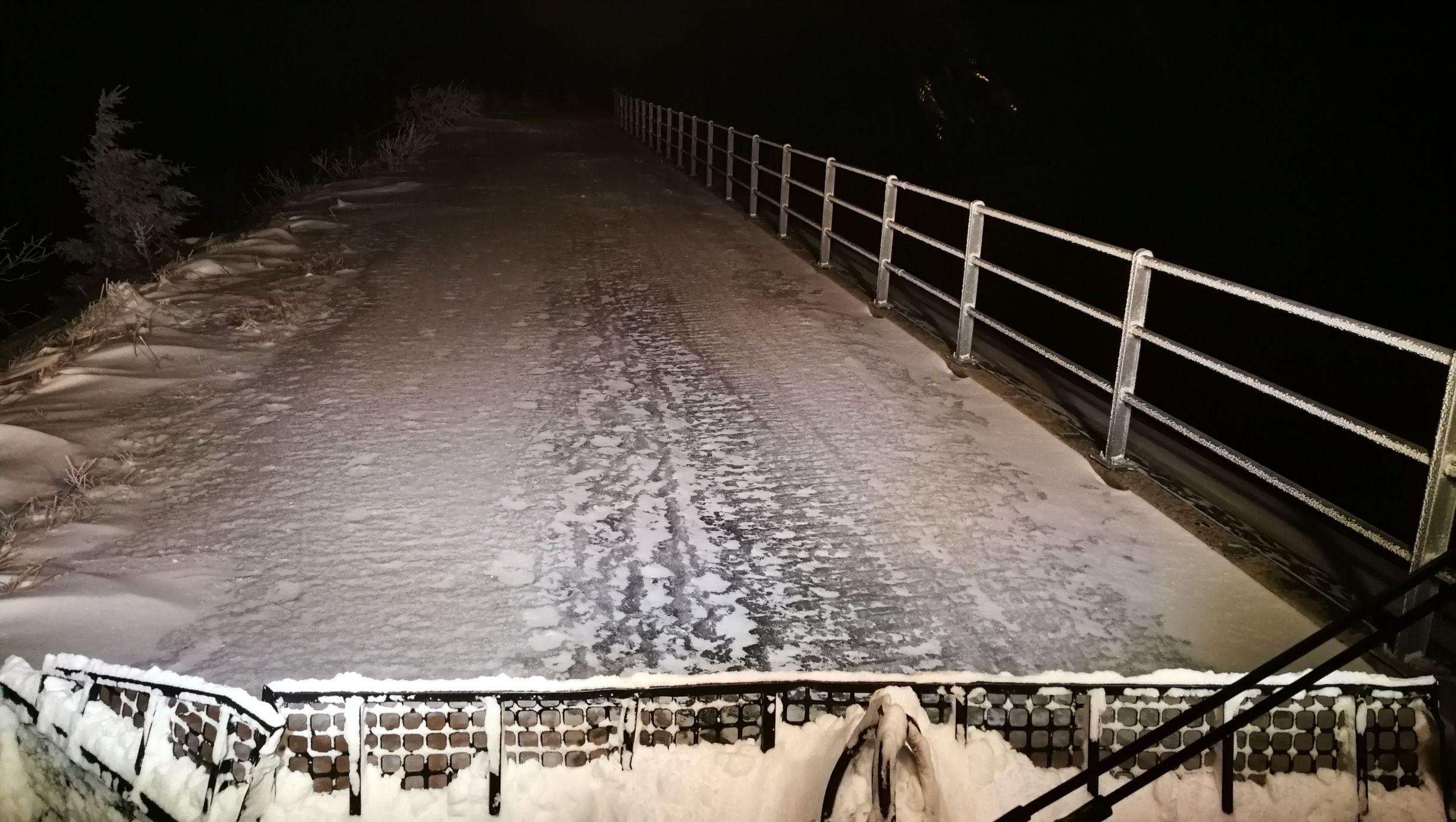 Koruna hráze není v dobrém stavu. Na mnoha místech vlivem silného větru schází sníh, nebo je zde ledovka.