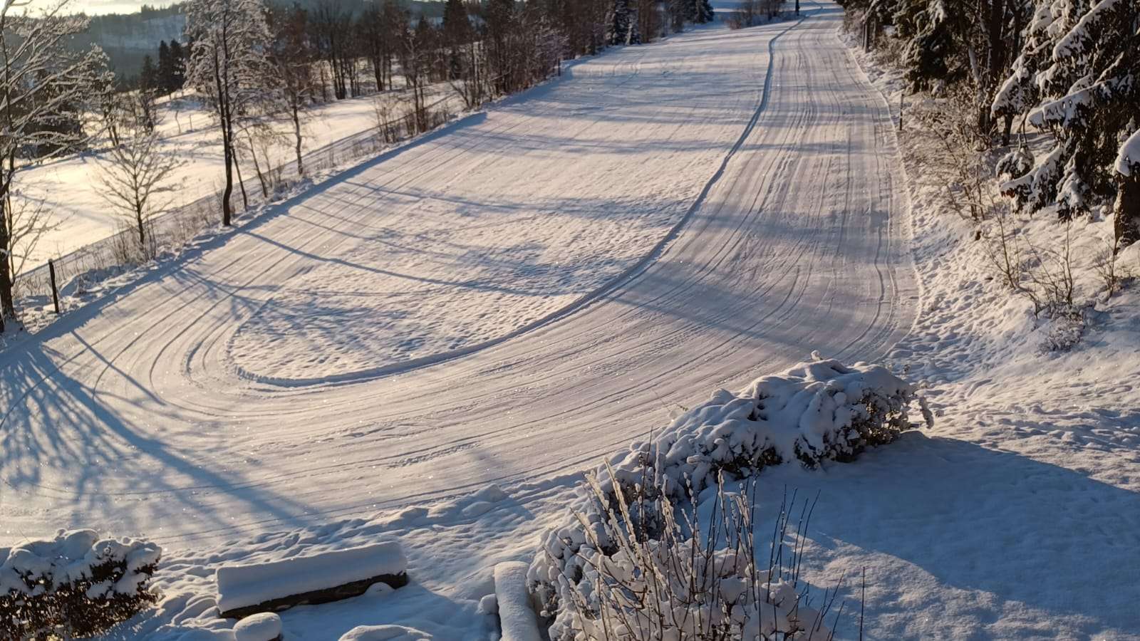 Včerejší a víkendové sněžení přineslo dalších pár centimetrů sněhu a podmínky jsou čím dál lepší. Zatím jsou upraveny louky na Nové vsi.