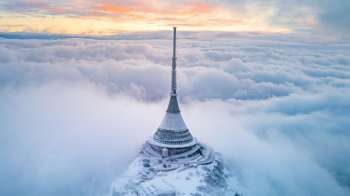 Chystáte se na Ještěd? K vrcholu vás přiblíží turistický autobus nebo lanovka Skalka