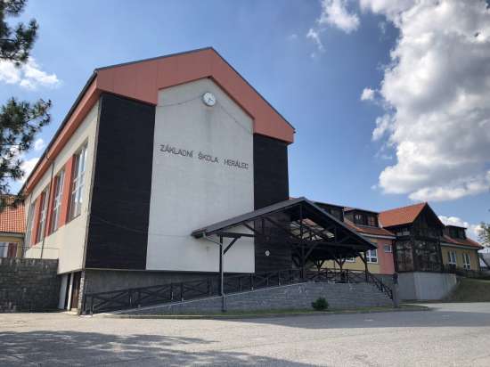 Parkoviště u školy